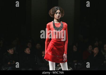 Eine chinesische Modell zeigt neue Frisur bei Toni & Guy Trends 2010 Version während der China Fashion Week 2009 in Peking, China, 9. November 2009. Stockfoto