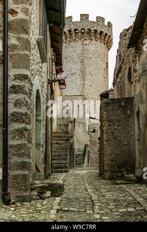 Das kleine mittelalterliche Steindorf Santo Stefano di Sessanio im Nationalpark Gran Sasso und Monti della Laga. Provinz L'Aquila, Abruzzen Stockfoto