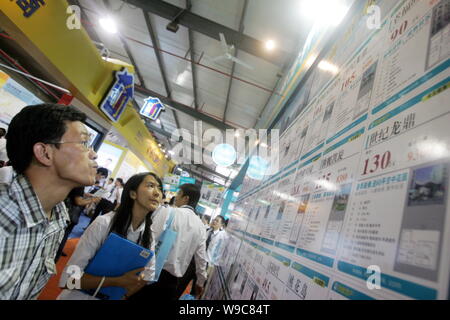 Chinesische Besucher Blick auf Angebote aus zweiter Hand Apartments während der Beijing 2009 Herbst Immobilienmesse in Peking, China, Donnerstag, 3 Septemb Stockfoto