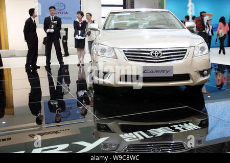 ---- Besucher Blick auf einen Toyota Camry auf Anzeige am 13. Shanghai Internationalen Automobil- Ausstellung, bekannt als der Auto Shanghai 2009 Stockfoto