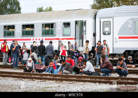 Dugo Selo, Kroatien - 17. September 2015: große Gruppe von syrischen Flüchtlinge sitzen auf den Gleisen nach der Ankunft aus Serbien und Warten auf den Bus Stockfoto