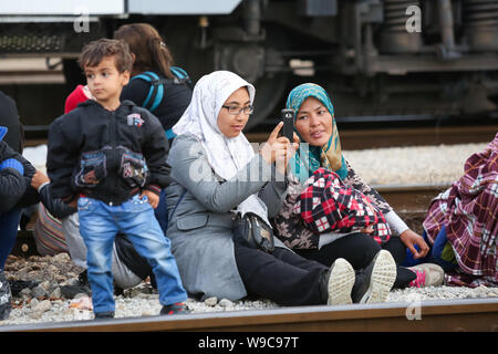 Dugo Selo, Kroatien - 17. September 2015: Syrische Frau fotografieren und sitzen auf den Gleisen nach der Ankunft aus Serbien und Warten auf den Bus Stockfoto