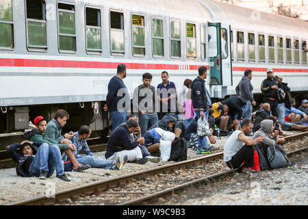 Dugo Selo, Kroatien - 17. September 2015: eine Gruppe von syrischen Flüchtlinge sitzen auf den Gleisen nach der Ankunft aus Serbien und warten auf die Busse Stockfoto
