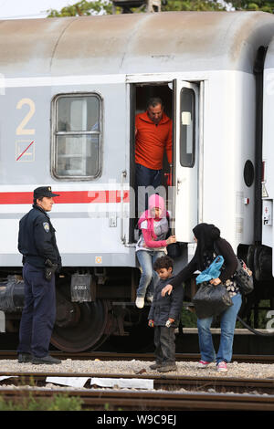 Dugo Selo, Kroatien - 17. September 2015: syrische Flüchtlinge aus dem Zug nach der Ankunft aus Serbien und warten auf die Busse weiter. Stockfoto