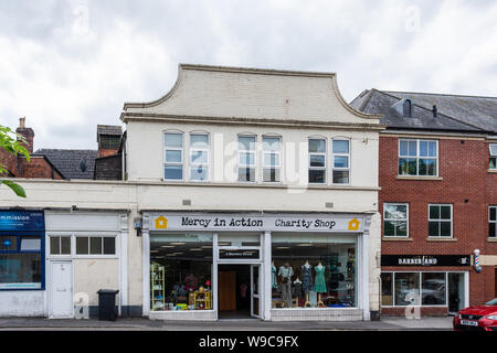 Die Barmherzigkeit in Aktion Charity Shop auf Manvers Straße in der Wiltshire Stadt Bradford-on-Avon Verkauf von Waren aus zweiter Hand zu Geld für gute Zwecke Stockfoto