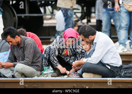 Dugo Selo, Kroatien - 17. September 2015: eine Gruppe von syrischen Flüchtlinge sitzen auf den Gleisen nach der Ankunft aus Serbien und warten auf die Busse Stockfoto