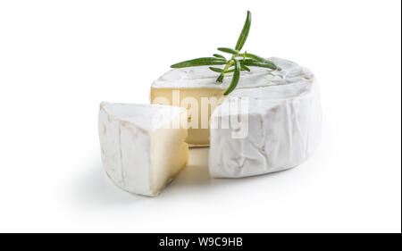 Camembert oder Brie Käse mit Rosmarin isoliert auf weißem Stockfoto