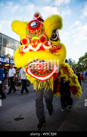 SYDNEY, AUSTRALIEN - MÄRZ 9,2018: Chinesische Löwe Tänzer nehmen an der Eröffnung Parade für Parramasala, Sydney ist die multikulturelle Festival. Stockfoto