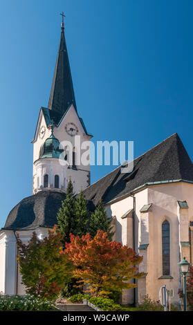 Die schöne Pfarrkirche St. Georg in Slovenske Konjice, Slowenien, an einem sonnigen Tag und blauer Himmel Stockfoto