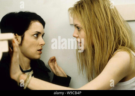 Mädchen, unterbrochen 1999 Columbia Pictures Film mit wynona Ryder links und Angelina Jolie Stockfoto