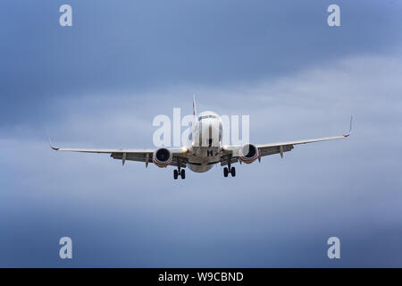 SYDNEY, AUSTRALIEN - NOVEMBER 17,2018: Eine Jungfrau Australien Flug macht seine endgültige Annäherung in den Flughafen der Stadt an einem bewölkten Nachmittag. Stockfoto