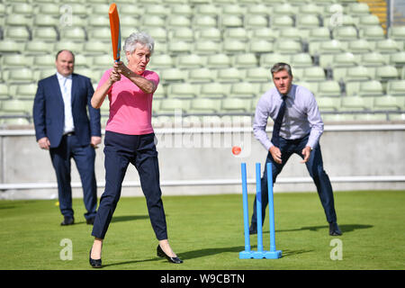 CGF Präsident Dame Louise Martin spielt Kricket während der Birmingham 2022 Commonwealth Games Ankündigung in Edgbaston, Birmingham. Stockfoto