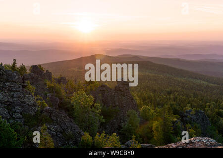 Blick vom Mount Kachkanar, Mittleren Ural, bei Sonnenaufgang über misty Täler Stockfoto