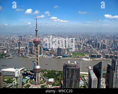 ---- Stadtbild auf den Huangpu Fluß und Puxi, vom Finanzviertel Lujiazui, Shanghai, China, 8. Juli 2008. Die Verordnung zu erleben ermöglichen Stockfoto