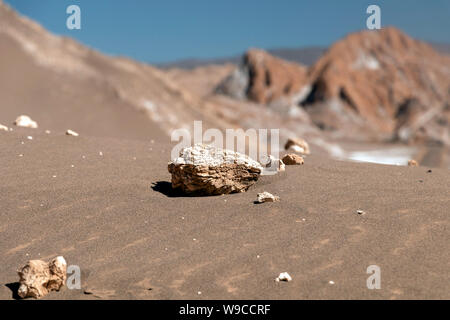 Sanddünen und geologischen Felsformationen im Tal des Mondes (Valle de la Luna) in der Atacama-Wüste im Norden Chiles Stockfoto