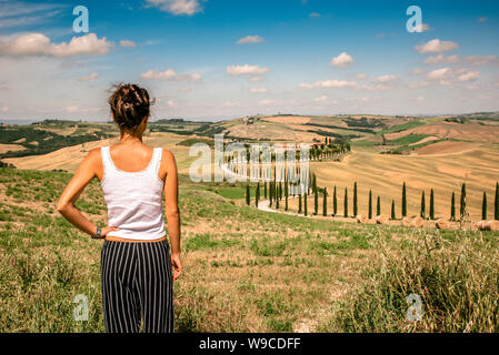 Schöne Landschaft der Toskana in Italien - Zypressen entlang der weißen Straße - Luftbild - in der Nähe von Asciano, Toskana, Italien Stockfoto