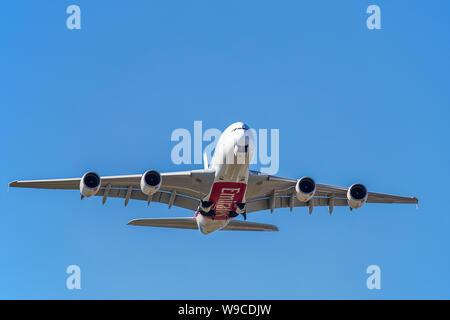 SYDNEY, AUSTRALIEN - NOVEMBER 24,2018: Ein Emirates Airbus A380 hebt ab Flughafen der Stadt auf einem internationalen Flug. Stockfoto