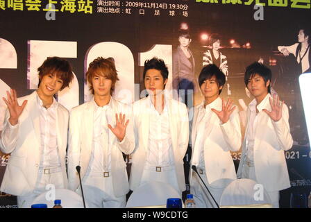 Die fünf Mitglieder der Koreanischen pop Gruppe SS501 während einer Pressekonferenz für ihre Konzert in Shanghai, China, 12. November 2009 gesehen werden. Der pop Stockfoto