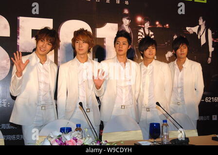 Die fünf Mitglieder der Koreanischen pop Gruppe SS501 während einer Pressekonferenz für ihre Konzert in Shanghai, China, 12. November 2009 gesehen werden. Der pop Stockfoto