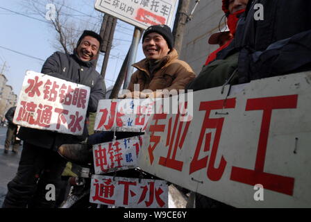 Arbeitslose Chinesische Wanderarbeiter, die Anzeichen von Ihren Fähigkeiten suchen Anstellungen in der Stadt Shenyang, Provinz Liaoning im Nordosten Chinas, 21. Februar 2. Stockfoto