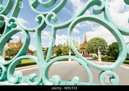 Blick über Phnom Penh Royal Palace durch das Eiserne Tor an einem sonnigen Tag, Kambodscha. Stockfoto