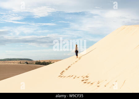 Frau silhouette Wandern in der Wüste Sanddünen von Mui Ne, Vietnam Stockfoto