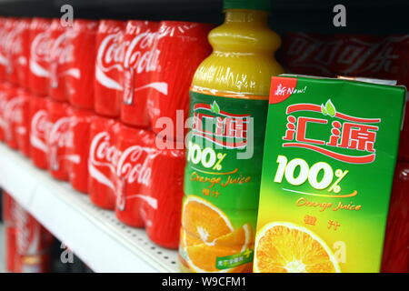 ------ Flaschen Huiyuan Juice und Dosen Coca-cola sind für den Verkauf in einem Supermarkt in Shanghai, China, 20. März 2009 gesehen. Nachdem es ein Stockfoto