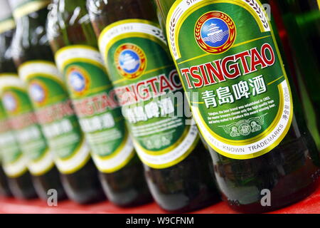 ------ Flaschen Tsingtao Bier sind für den Verkauf in einem Supermarkt in Shanghai, China, 9. April 2009 gesehen. Tsingtao Brauerei, China beste bekannte Biermarke Stockfoto