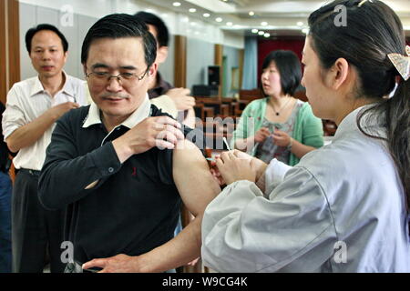 ------ Chinesische medizinische Arbeiter injizieren Sie Mitarbeiter einer Firma mit Hepatitis-B-Impfstoffen in Shangrila City, East China Provinz Anhui, 14. Mai 2008. Chi Stockfoto