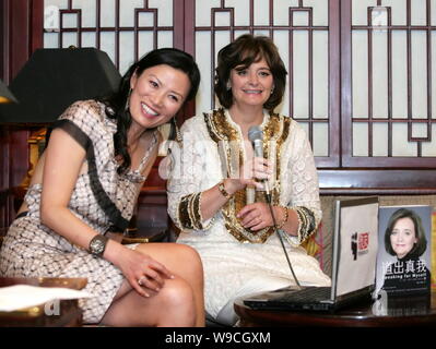 Cherie Blair, rechts, Frau des ehemaligen britischen Premierminister Tony Blair, spricht neben Wendi Deng Murdoch, Ehefrau von News Corp. Chairman und CEO Rupert M Stockfoto