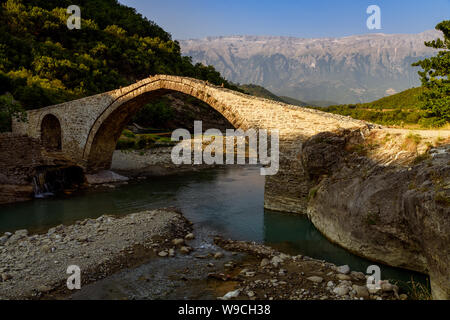 Alte osmanische Brücke, Lengarica Canyon in der Nähe von Permet, Albanien Stockfoto