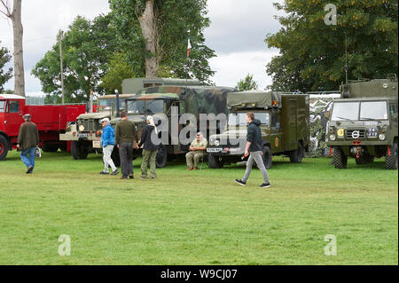 Personen, die die alte Militärfahrzeuge in Driffield Dampf Rallye, East Yorkshire, UK, GB. Stockfoto