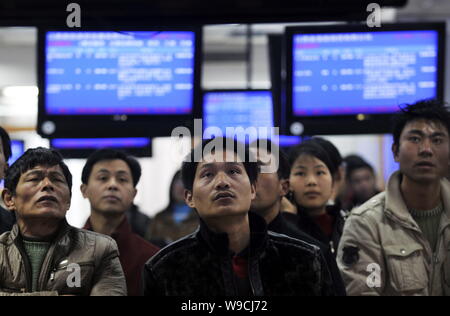 Arbeitslose Chinesische Wanderarbeiter und Arbeitssuchende sehen Sie sich Informationen für Einsätze an einem Job Markt in Nanchang City, East China Provinz Jiangxi, Th Stockfoto