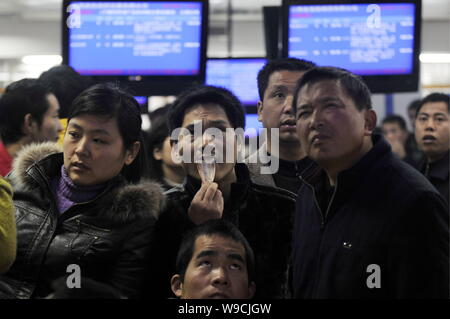 Arbeitslose Chinesische Wanderarbeiter und Arbeitssuchende sehen Sie sich Informationen für Einsätze an einem Job Markt in Nanchang City, East China Provinz Jiangxi, Th Stockfoto