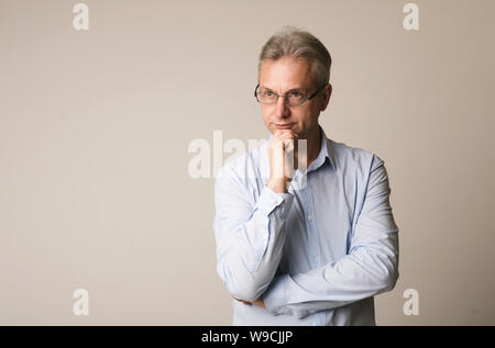 Nachdenklich reifer Mann die Hand am Kinn Stockfoto
