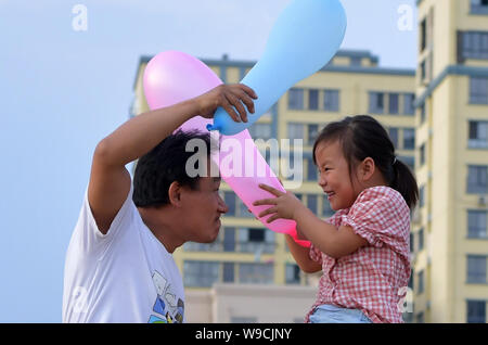 (190813) - NANCHANG, Aug 13, 2019 (Xinhua) - Tan Hongbo spielt mit seinem Kind nach seiner Arbeit an einem städtischen Dorf in Nanchang Qingshanhu Bezirk, Stadt, der ostchinesischen Provinz Jiangxi, 12.08.2019. Tan Hongbo, 39, und seine Frau Wang Yuanzhen, 34, sind die Wanderarbeitnehmer in Nanchang. Sie ließen ihren Sohn und Tochter Tan Tan Zheng Jinxin mit Großeltern in Duchang Kreis Conghua City. Am Sommer, Ferien, die Kinder kamen nach Nanchang mit ihren Eltern wieder zu vereinen. Tan Hongbo Paare entschieden, ihre Kinder in Nanchang übertragen, um sie im nächsten Jahr als die Abteilung Bildung o zur Schule Stockfoto