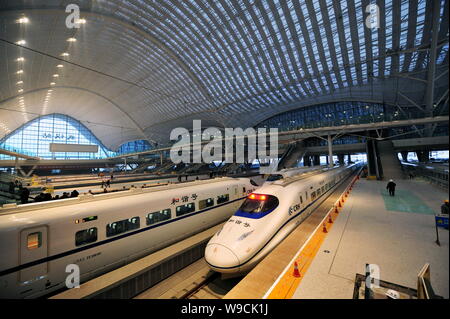 Zwei CRH (China Railway High speed) Züge gesehen an den Bahnhof in Wuhan Wuhan geparkt, Zentrale China Provinz Hubei, Donnerstag, 10. Dezember Stockfoto