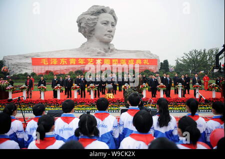 Lokale Studenten eine 32 Meter hohe Statue des verstorbenen chinesischen Führer Mao Zedong in seiner Jugend während der enthüllungsfeier in Changsha, China Stockfoto