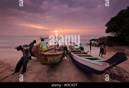 Fisher starten ein Boot in Senya Beraku, Ghana. Die illegale Fischerei durch ausländische Schiffe bedroht die traditionellen Fischerdörfer in Ghana Stockfoto