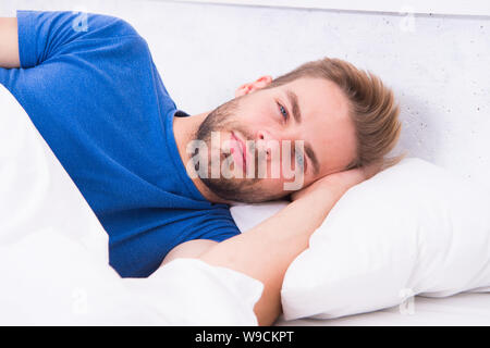 Tipps schlafen besser. Konsistente zirkadianen Rhythmus ist wichtig für die allgemeine Gesundheit. Mann hübscher Kerl schlafen. Genügend Schlaf jede Nacht erhalten. Bärtiger Mann schlafen Gesicht entspannend. Stockfoto