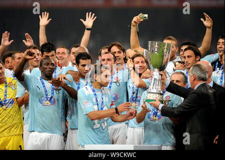 Team Mitglieder von Lazio FC Feiern nach dem Sieg über Inter Mailand im Finale des Italienischen Super Cup am National Stadium, wie die Vögel Nest genannt, Stockfoto