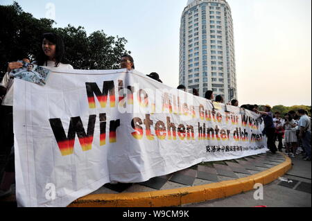 Chinesische Fußball-Fans Anzeige ein Banner Unterstützung für deutsche Männer Fußballmannschaft außerhalb des Shanghai Stadium zeigen, bevor ein Freundschaftsspiel zwischen Stockfoto