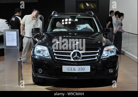 ------ Chinesischer Besucher versuchen, einen Mercedes-Benz GLK 350 Während ein Auto Show in Chongqing, China, 12. Juni 2009. Luxus Autohersteller haben Ihre ey zu werfen Stockfoto