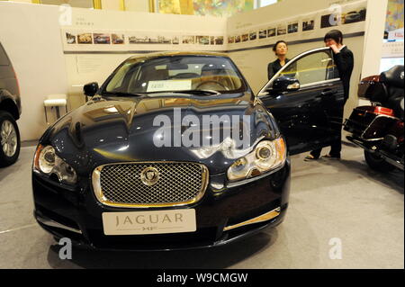Ein Jaguar XF wird auf dem Display während der Oberen (Luxus) Show 2009 in Qingdao Qingdao Stadt, East China Provinz Shandong, Donnerstag, 7. Mai 2009 gesehen. Die T Stockfoto