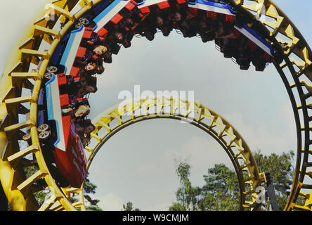 Der Korkenzieher Edelstahl Achterbahnfahrt, Alton Towers Resort, Staffordshire, England, UK. Ca. 80er Stockfoto