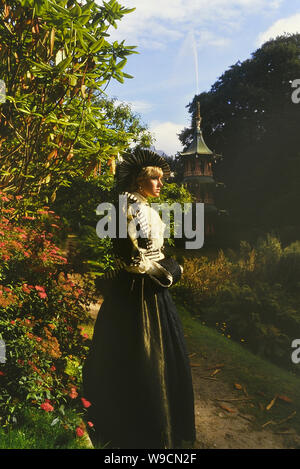 Viktorianische kostümierte Zeichen neben der Pagode Brunnen, Alton Towers, Staffordshire, England, UK. Ca. 80er Stockfoto
