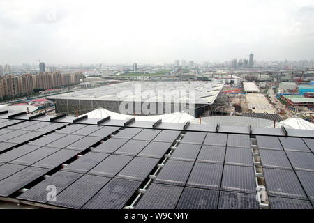 Sonnenkollektoren auf den Dächern der China Pavillon, vorne installiert, und das Thema Pavillon, zurück, an der Shanghai Expo in Shanghai, Chi Stockfoto
