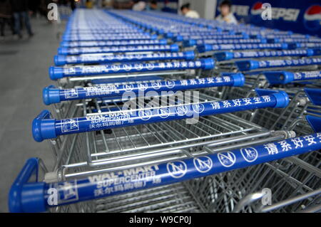 ------ Shopping Carts sind an ein Wal-Mart Supercenter in Fuzhou city, südost China Fujian Provinz, 30. Dezember 2008 gesehen. Wal-Mart, die Welten l Stockfoto