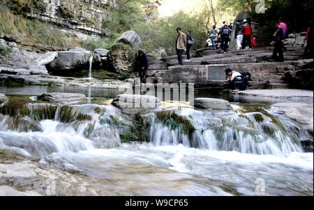 Touristen die Yuntai Mountain geologischen Park in Jiaozuo City besuchen, Zentrale China Provinz Henan, 13. Oktober 2009. Stockfoto