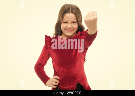 Meine Kraft fühlen. Mädchen Junge drohen mit der Faust isoliert auf Weiss. Strong Temper. Drohen mit physischen Angriffen. Kinder aggression Konzept. Aggressive Mädchen droht, Sie zu schlagen. Gefährliche Mädchen. Stockfoto